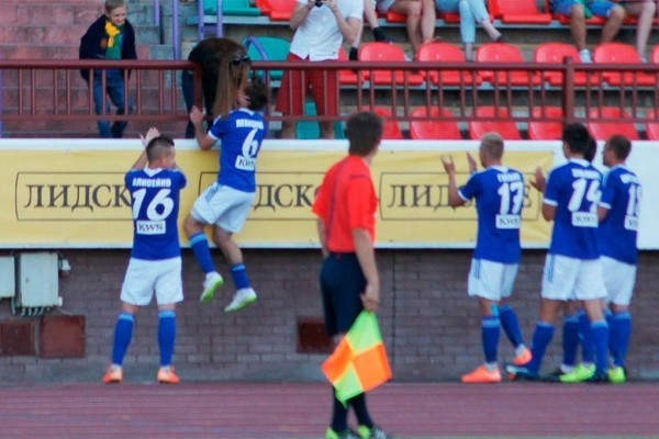 Парень решил сделать предложение возлюбленной, но что-то пошло не так. Курьез из нашего футбола Парень решил сделать предложение возлюбленной, но что-то пошло не так. Курьез из нашего футбола