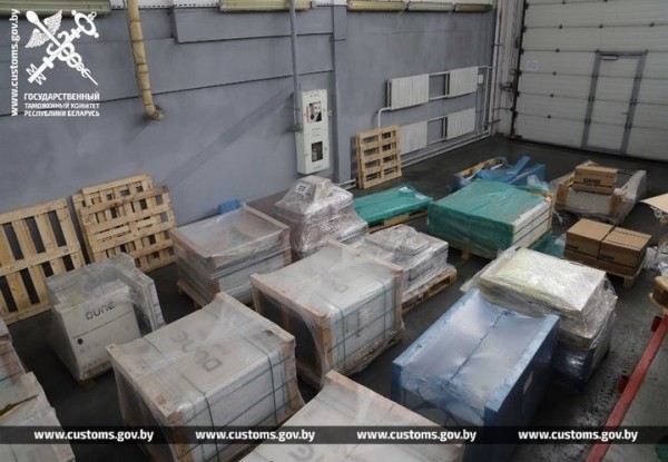 В «Козловичах» выявили очередной нелегально перевозимый груз: на сей раз керамическая плитка, смесители и различные детали к ним