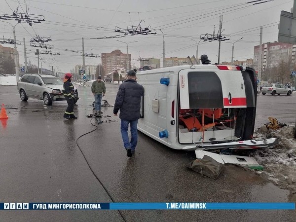 В Минске после столкновения с Volvo опрокинулся автомобиль скорой помощи. Видео