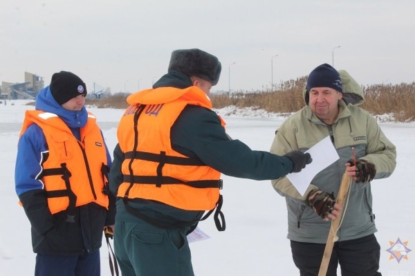 В Бресте спасатели напомнили любителям зимней рыбалки о правилах безопасности на льду