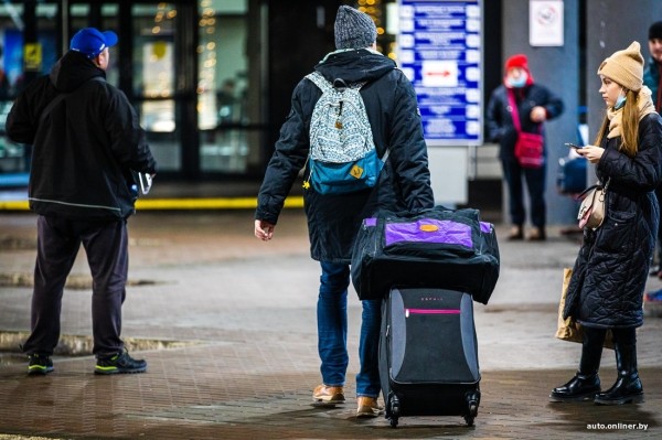 Водитель маршрутки из Вильнюса оставил двух пассажирок по ту сторону границы, пока те отмечали Tax Free. И все по правилам? Водитель маршрутки из Вильнюса оставил двух пассажирок по ту сторону границы, пока те отмечали Tax Free. И все по правилам?