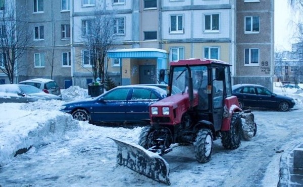 И приедет трактор... Что делать с автомобилями, которые мешают уборке снега во дворах многоэтажек? И приедет трактор... Что делать с автомобилями, которые мешают уборке снега во дворах многоэтажек?