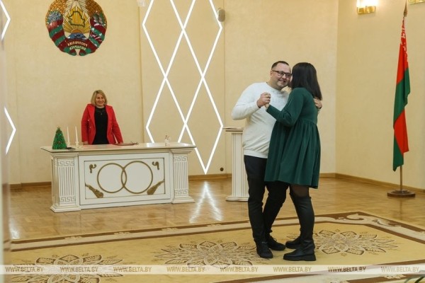 13 пар поженились в Бресте в канун Нового года