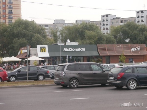 Лукашенко рассказал, кому сейчас принадлежит «Макдональдс» в Беларуси