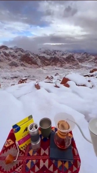 В Саудовской Аравии выпал снег. Верблюды не понимают, что делать, а люди веселятся В Саудовской Аравии выпал снег. Верблюды не понимают, что делать, а люди веселятся