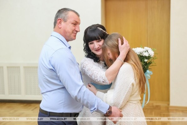 13 пар поженились в Бресте в канун Нового года