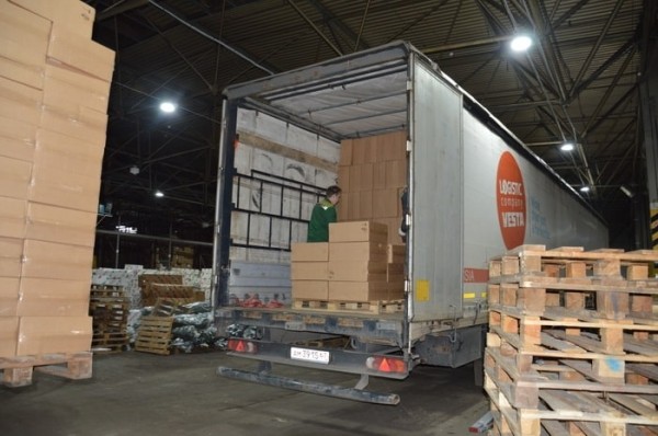 В России таможенники остановили фуру из Беларуси, но водитель сразу сбежал. Причина – миллион пачек безакцизных сигарет