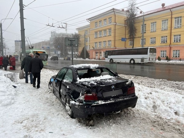 Автомобиль BMW в Гомеле выехал на тротуар и сбил пешеходов