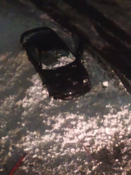 Снег с крыши дома упал на ехавшую легковушку &mdash; пробито лобовое стекло