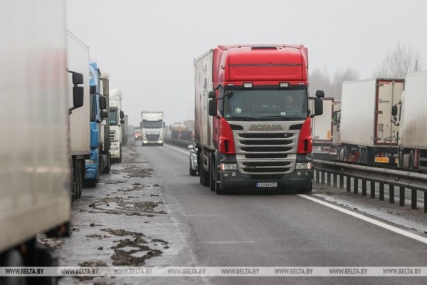 Чай и кофе: пункты обогрева для водителей фур появятся на границе с ЕС