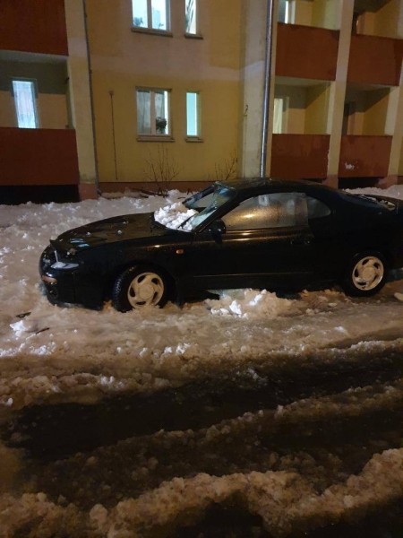 Снег с крыши дома упал на ехавшую легковушку &mdash; пробито лобовое стекло