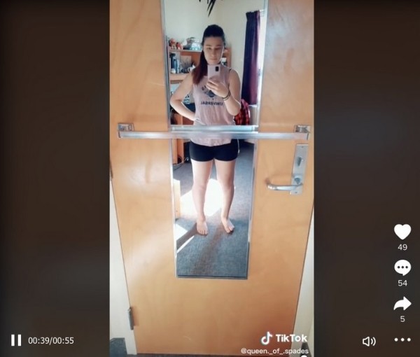 Эти девушки получили выговор из-за отвлекающей одежды. А вы что думаете?