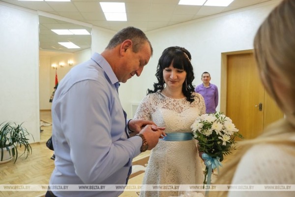 13 пар поженились в Бресте в канун Нового года
