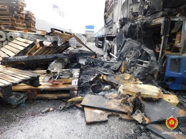 В логистическом центре сгорел тягач. Дальнобойщик утверждал, что из-за неисправности. Экспертиза доказала другое В логистическом центре сгорел тягач. Дальнобойщик утверждал, что из-за неисправности. Экспертиза доказала другое