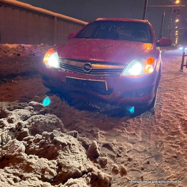 «Машина вообще не тормозила»: девушка врезалась в снежный вал и теперь винит дорожников. Комментарий ГАИ