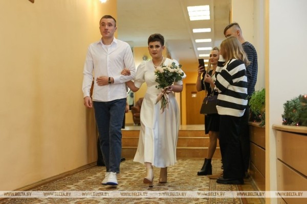 13 пар поженились в Бресте в канун Нового года