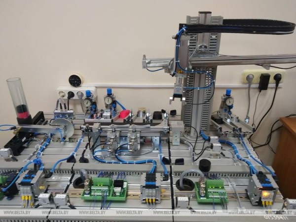 В Бресте открыли именную лабораторию Барановичского станкостроительного завода В Бресте открыли именную лабораторию Барановичского станкостроительного завода