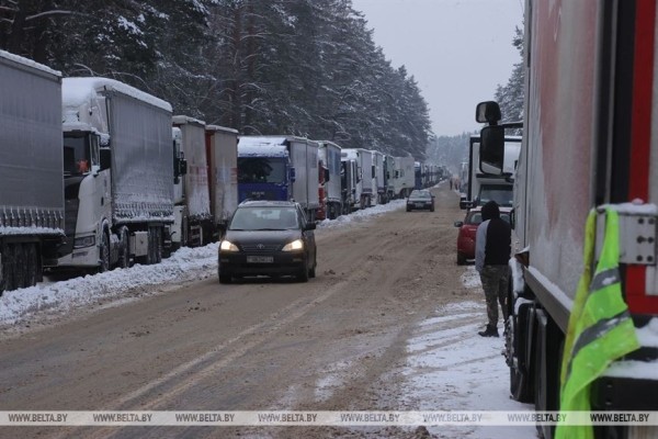 Мобильный пункт обогрева для стоящих в очереди дальнобойщиков установили в пункте пропуска «Привалка»