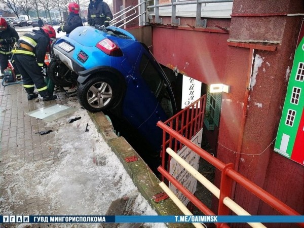 Как это вышло? Водитель застрял в подвале минской кофейни