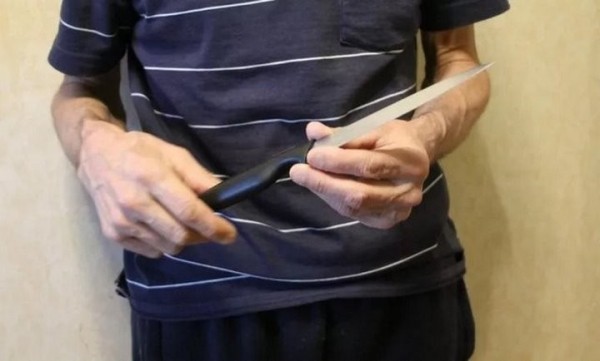 В Лунинецком районе дружеские посиделки двух пенсионеров закончились ножевыми