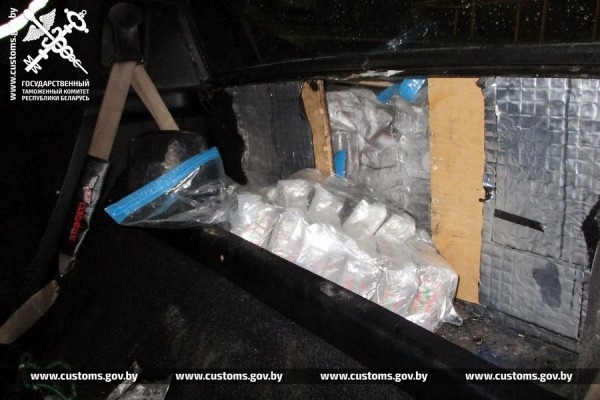 На границе с Литвой задержали Chevrolet Corvette 1976 года выпуска. Причина – 73 кг гашиша за фальшстенкой На границе с Литвой задержали Chevrolet Corvette 1976 года выпуска. Причина – 73 кг гашиша за фальшстенкой