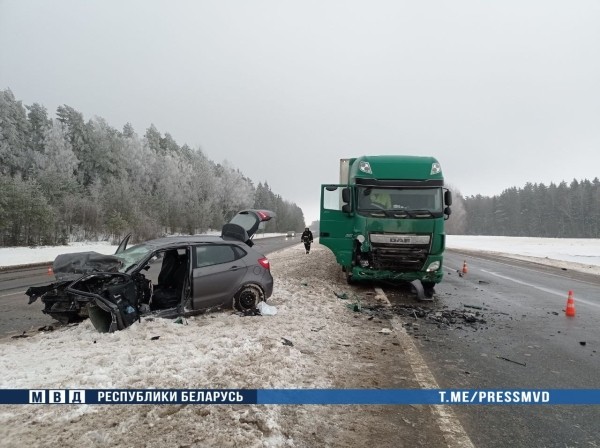 На трассе М1 легковушка врезалась в фуру: пассажир погиб, водитель в реанимации На трассе М1 легковушка врезалась в фуру: пассажир погиб, водитель в реанимации