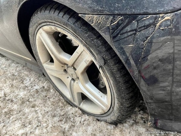 «Каско ни у кого нет». Несколько машин влетело в ямы: кто теперь будет оплачивать ремонт?