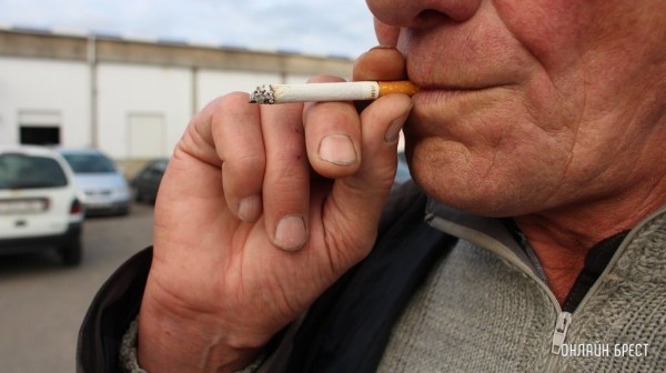 Дым сигарет в подъезде: как бороться с курящим соседом