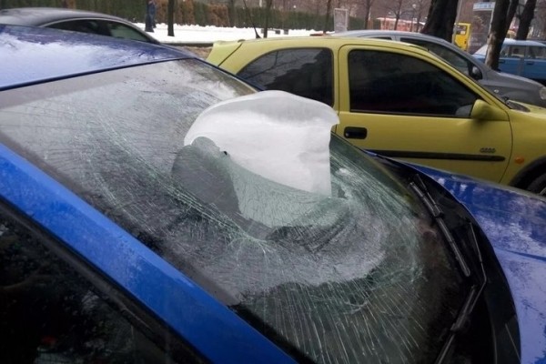 Когда в машину «прилетело». Кто ответит за упавший на авто лед? Когда в машину «прилетело». Кто ответит за упавший на авто лед?