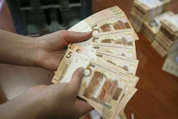 В Барановичах социальный педагог похитила более 2 тысяч рублей с банковской карты подростка-сироты