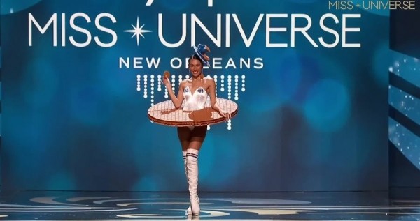 Титул «Мисс Вселенная» получила красавица из США. Она появилась в очень необычном костюме