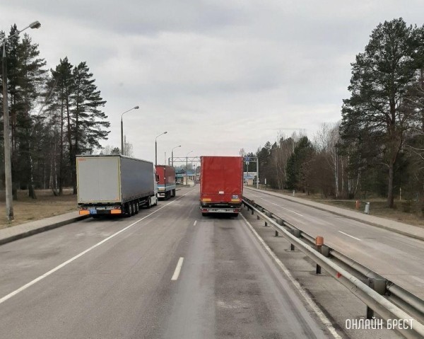 Вместо фур – легковушки: ситуация с очередями на границах Беларуси и ЕС