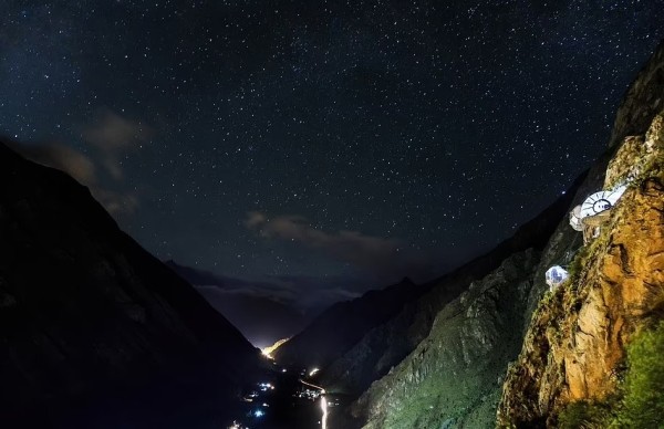 Не для слабонервных. Всем желающим предлагают переночевать в прозрачных капсулах, подвешенных к отвесной скале Не для слабонервных. Всем желающим предлагают переночевать в прозрачных капсулах, подвешенных к отвесной скале