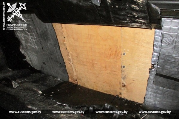 На границе с Литвой задержали Chevrolet Corvette 1976 года выпуска. Причина – 73 кг гашиша за фальшстенкой На границе с Литвой задержали Chevrolet Corvette 1976 года выпуска. Причина – 73 кг гашиша за фальшстенкой