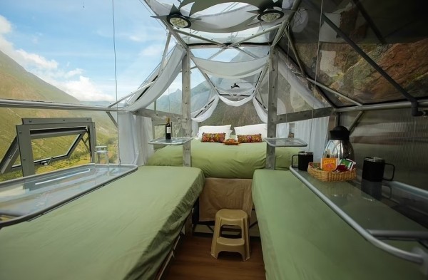 Не для слабонервных. Всем желающим предлагают переночевать в прозрачных капсулах, подвешенных к отвесной скале Не для слабонервных. Всем желающим предлагают переночевать в прозрачных капсулах, подвешенных к отвесной скале