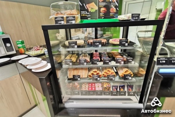 От «проще взять ссобойку» до «заезжаю регулярно». Что водители думают о еде на АЗС?