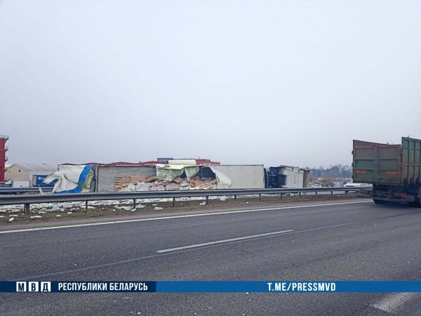 Смертельное ДТП на М1 с опрокинувшимся грузовиком. Причина аварии