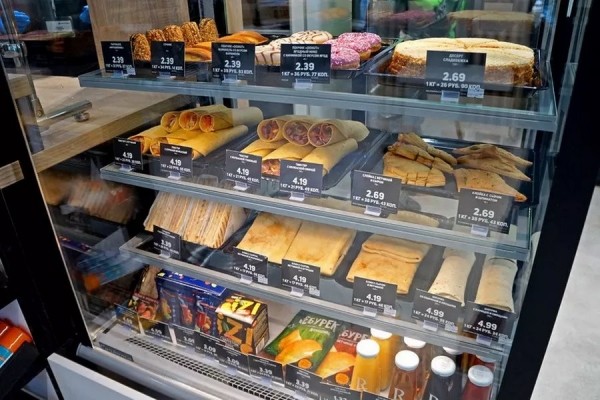 От «проще взять ссобойку» до «заезжаю регулярно». Что водители думают о еде на АЗС?