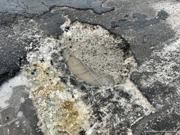 «Каско ни у кого нет». Несколько машин влетело в ямы: кто теперь будет оплачивать ремонт?