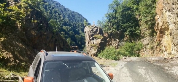 «Вдоль дороги — венки и памятники». Белорус в одиночку отправился в горы Грузии, где даже страховка не действует