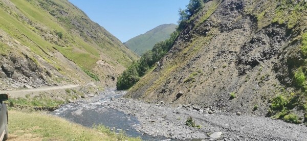 «Вдоль дороги — венки и памятники». Белорус в одиночку отправился в горы Грузии, где даже страховка не действует