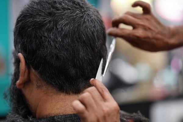 28 работников без оформления, 166 тысяч рублей мимо кассы: налоговая вскрыла махинации в сети барбершопов