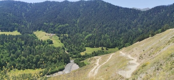 «Вдоль дороги — венки и памятники». Белорус в одиночку отправился в горы Грузии, где даже страховка не действует