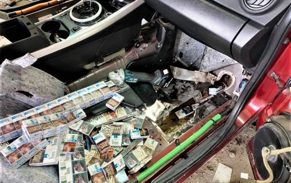 Эта Mazda стала «сейфом» для сигарет. Белорус смог проехать на ней в Литву, а потом попался на мелочи