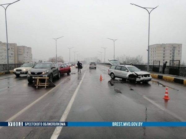 ДТП с участием нескольких автомобилей произошло в Бресте ДТП с участием нескольких автомобилей произошло в Бресте