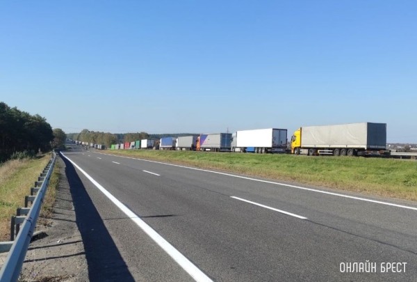 Польша ограничивает движение фур на последнем пункте пропуска с Беларусью Польша ограничивает движение фур на последнем пункте пропуска с Беларусью