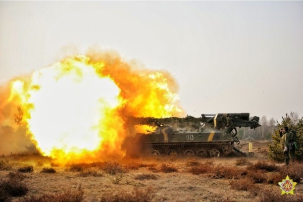 На полигоне под Брестом стреляли из гаубиц «Мста-Б» и установок «Гиацинт» На полигоне под Брестом стреляли из гаубиц «Мста-Б» и установок «Гиацинт»