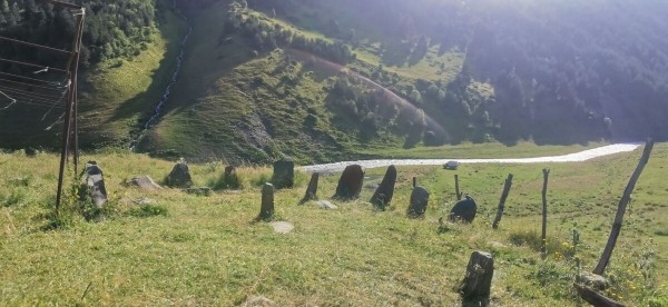 «Вдоль дороги — венки и памятники». Белорус в одиночку отправился в горы Грузии, где даже страховка не действует