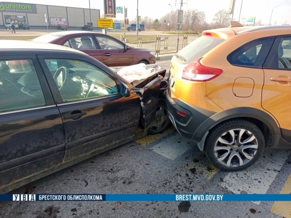 В Бресте столкнулись Mercedes и Lada