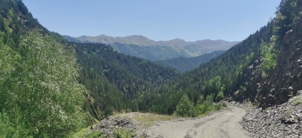 «Вдоль дороги — венки и памятники». Белорус в одиночку отправился в горы Грузии, где даже страховка не действует